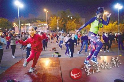 5岁半女孩广场领舞 有粉丝为与其跳舞将家搬附近_新闻中心_中国网