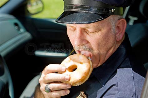 饥肠辘辘的警官图片免费下载-5151074308-千图网Pro