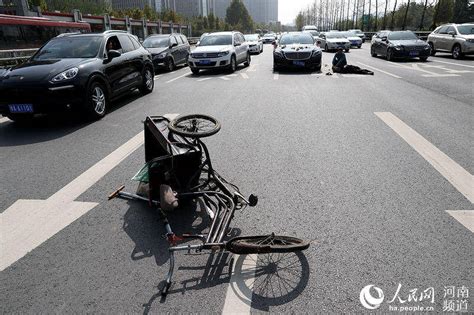 女子骑电动车撞了九旬老者，结局却令人意外…_澎湃号·媒体_澎湃新闻-The Paper