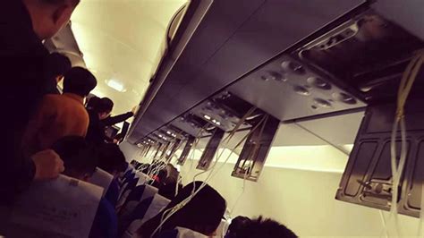 飞机乘务员客舱内展示氧气面罩素材图片免费下载-千库网