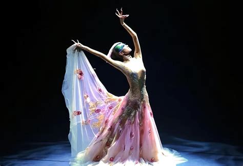 杨丽萍洱海起舞，60岁的年龄，30岁的容颜