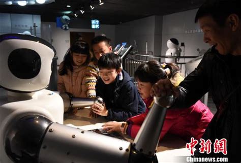 重庆小朋友与机器人“较量”比力气|机器人|杂技_凤凰财经