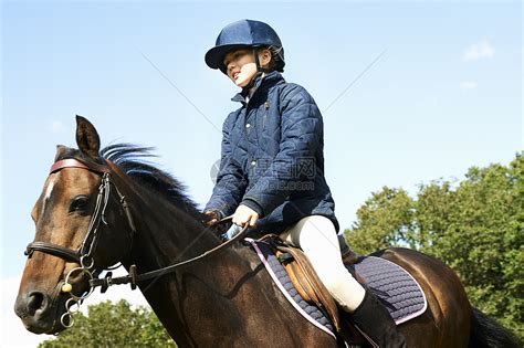 女童骑马形象高清图片下载-正版图片501854922-摄图网