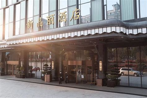 边住酒店边赏名画，南京新晶丽在酒店里开了个画廊|界面新闻 · 旅行