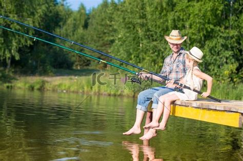 父亲和女儿钓鱼。高清摄影大图-千库网