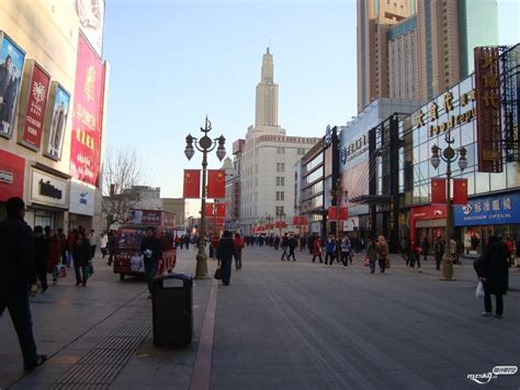 在梅河口的步行街和早市上，看到非常多的游客和早起釆购的人……