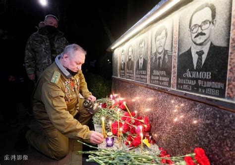 切尔诺贝利核事故35周年 乌克兰民众点燃蜡烛悼念遇难者|乌克兰|核事故|死难者_新浪新闻