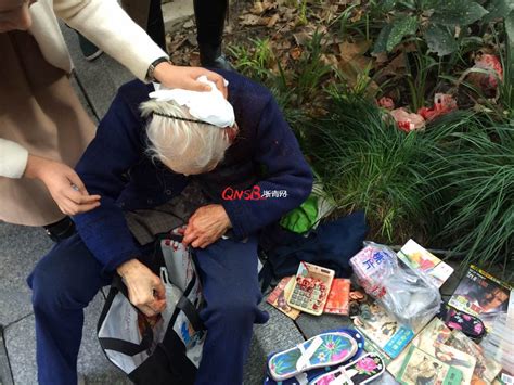 93岁“鞋垫奶奶”被人用双截棍打中头部 血流不止_手机凤凰网