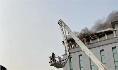 实探无锡失火致7死的纺织厂：5层楼房全被烧毁，遇难者多为纺织女工_凤凰网