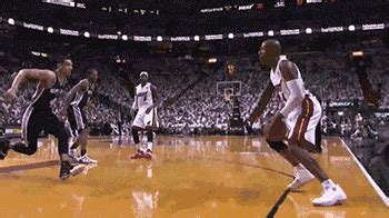 篮球假动作-打篮球怎么做假动作？