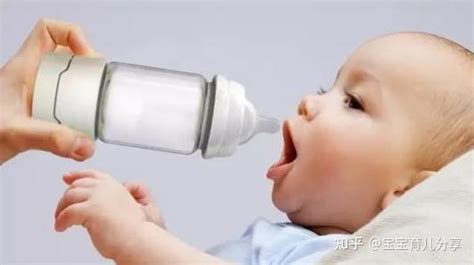 【婴儿喂奶粉的正确姿势】【图】婴儿喂奶粉的正确姿势是什么？ 喂奶时需要注意的事(3)_伊秀亲子|yxlady.com