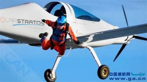 跳伞运动员从飞机上跳下来表情摄影图高清图片下载-正版图片600142035-摄图网