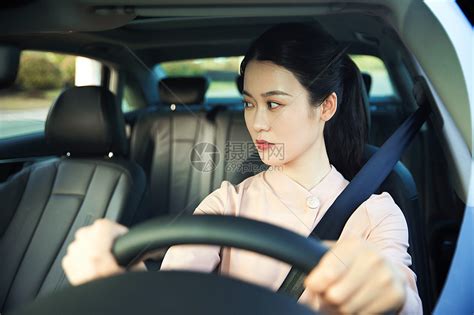 年轻女性开车看后视镜高清图片下载-正版图片501363607-摄图网