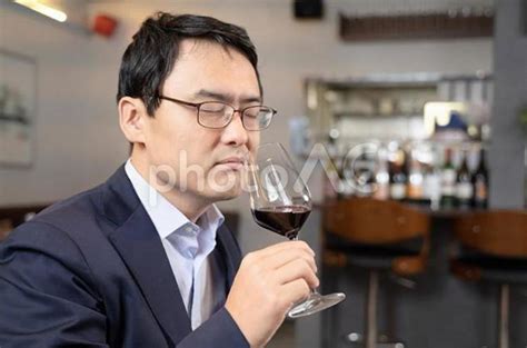 飲食店にてワインをテイスティングする男性 - No: 23661333｜写真素材なら「写真AC」無料（フリー）ダウンロードOK