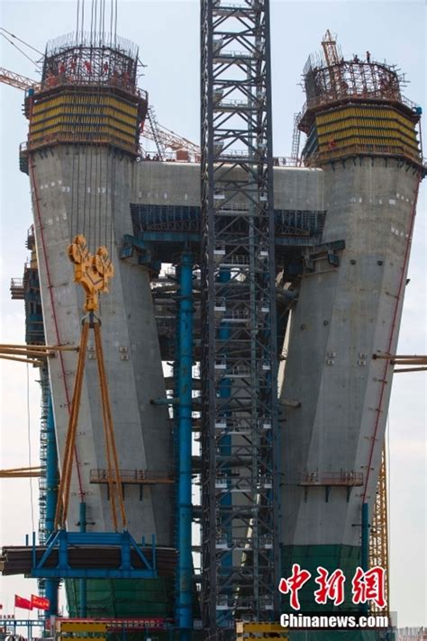 江苏泰州：全球首台万吨米级上回转塔机投入使用_新浪图片