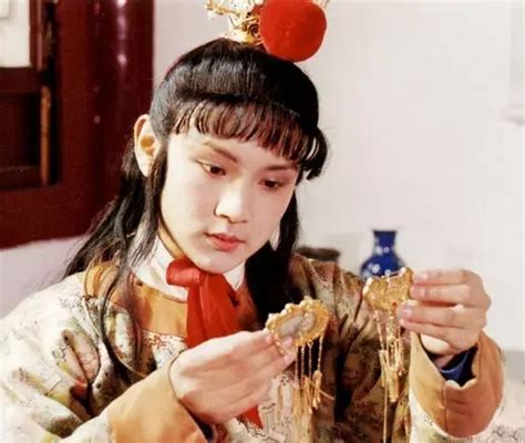 87版电视剧《红楼梦》剧照，宝玉幻觉中穿嫁衣的林妹妹，来自87版化妆师杨树云先生的微博。