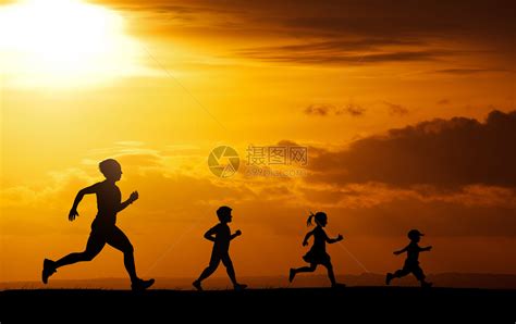 夕阳下跑步运动的年轻女性摄影图3950*5925图片素材免费下载-编号640398-潮点视频