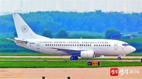 一架波音737-800型飞机在俄罗斯迫降 初步调查显示为引擎故障