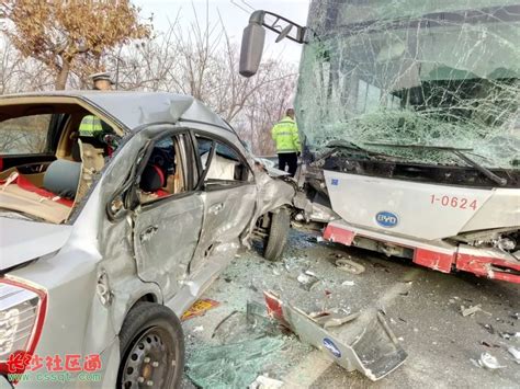 大连金柳路严重车祸！轿车与公交车相撞，受伤司机仍在抢救中_视频_长沙社区通