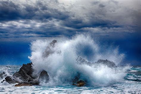 狂风暴雨的海面高清图片下载-正版图片600136813-摄图网