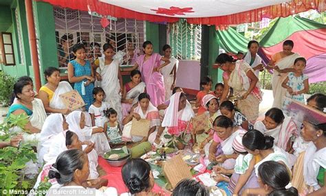 印度妇女庆祝传统“女人节” 盛装为夫祈祷 - 视点聚焦 - 福建妇联新闻