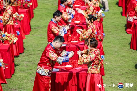 2020武汉公益集体婚礼举行 99对新人共贺“家国同心”|疫情|武汉|湖北省_新浪新闻