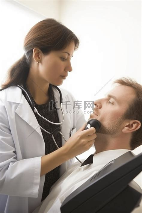 一名年轻男子在诊所接受女医生的颈部超声扫描 高清摄影大图-千库网