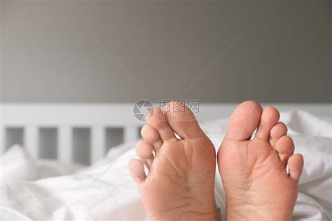 脚趾清晨一个女人的脚躺在白床上家毯子高清图片下载-正版图片307852902-摄图网