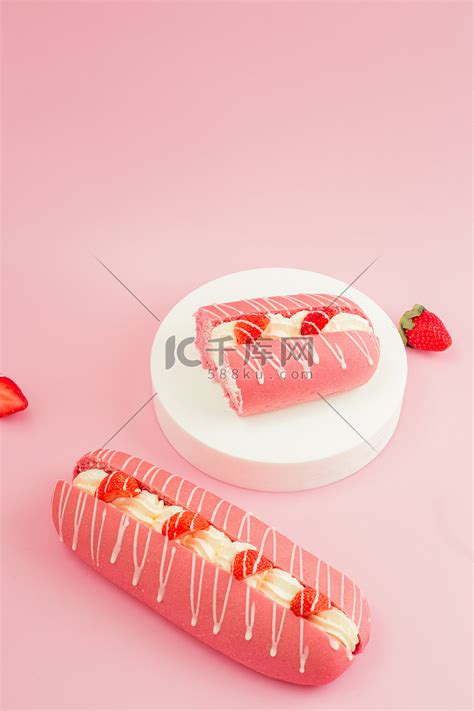 草莓季粉色面包甜蜜新鲜水果奶油高清摄影大图-千库网