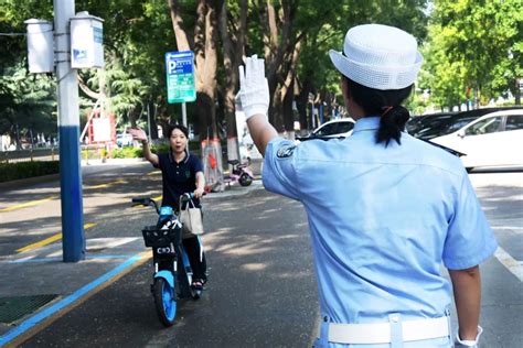 上海警方再次全警联动整治非机动车行人交通违法_法谭_新民网