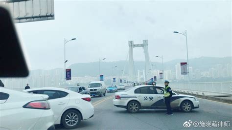 连日暴雪道路结冰，实拍武汉二七长江大桥掉冰棱，多辆车被砸_腾讯视频