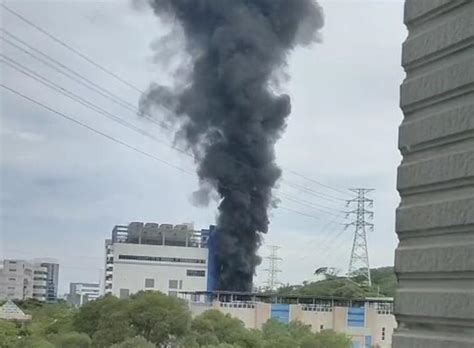 台媒：新竹科学园一厂房疑似爆炸发生火灾，现场冒出浓烟，园区大规模停电