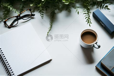 木桌上用咖啡豆装饰的新鲜浓缩咖啡高清摄影大图-千库网