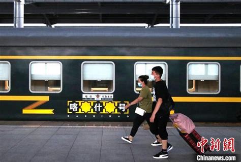 乌鲁木齐到喀什、丽江至西双版纳……坐上火车去旅行 暑期消费有活力_手机新浪网