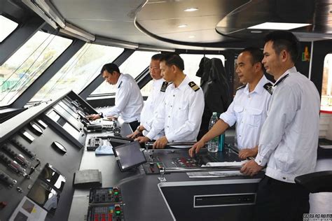 “东方香港”首航宁波舟山港 再次刷新全球最大集装箱船纪录
