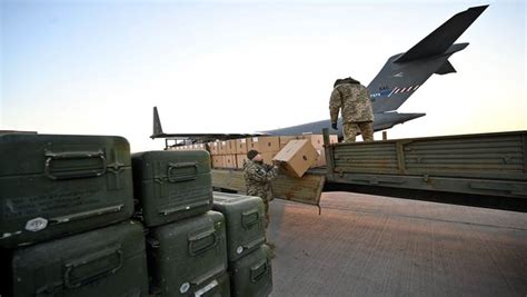 乌克兰接收美国援助的80吨弹药_凤凰网视频_凤凰网