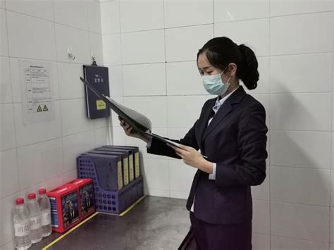 工人为车站精细保洁，武汉又有两条地铁即将开门迎客__凤凰网