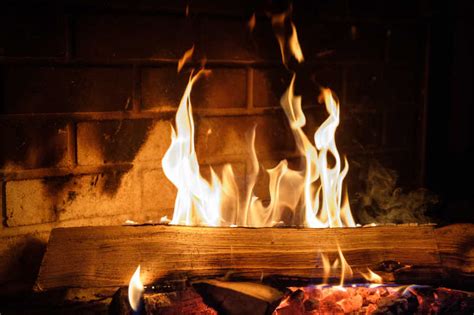 燃烧的火焰木材图片_壁炉里燃烧的木材素材_高清图片_摄影照片_寻图免费打包下载