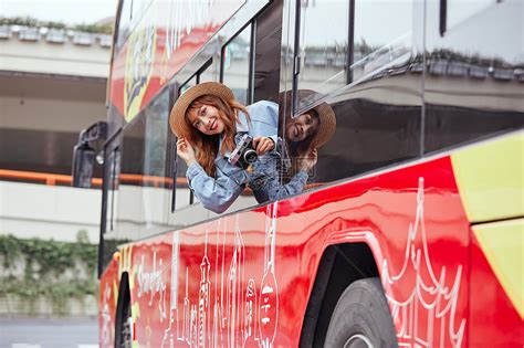 坐观光大巴旅游拍照的年轻女孩高清图片下载-正版图片501674607-摄图网