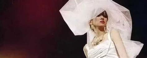 梅艳芳最后一场演唱会，婚纱里穿着尿布，眼中含泪倒在刘德华怀里