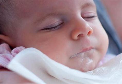 新生儿溢奶吐奶很正常？出现这几种情况要重视 - 婴儿吐奶