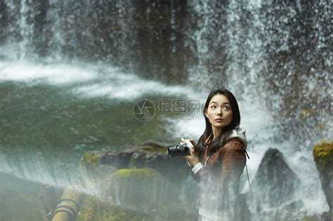 站在瀑布前的女性摄影师高清图片下载-正版图片502071604-摄图网