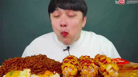 韩国吃播：小哥吃火鸡面，吃的津津有味，馋死我了_腾讯视频