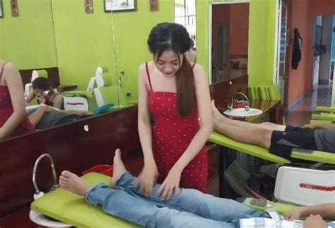 体验越南街边的理发店，路过的小伙都被吸引进来洗头了_腾讯视频