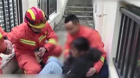 平度南村镇一名6岁女孩坠井 消防员“倒挂”救出-半岛网