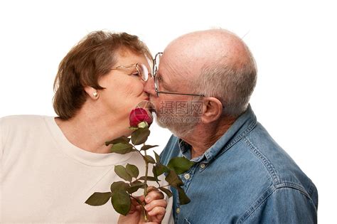 快乐的老年丈夫把红玫瑰送给妻子亲热交换玫瑰惊喜祖父母关爱配偶男人夫妻展示高清图片下载-正版图片321493895-摄图网