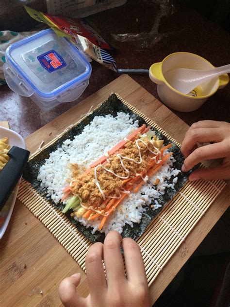 自制寿司的做法_【图解】自制寿司怎么做如何做好吃_自制寿司家常做法大全_魔镜的妖精_豆果美食