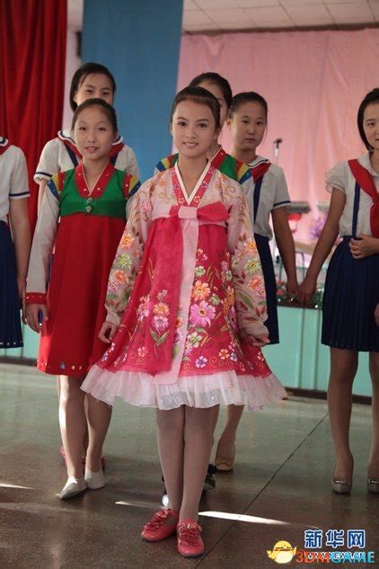 记者实拍朝鲜校园美丽女生：清纯可人、多才多艺_3DM单机