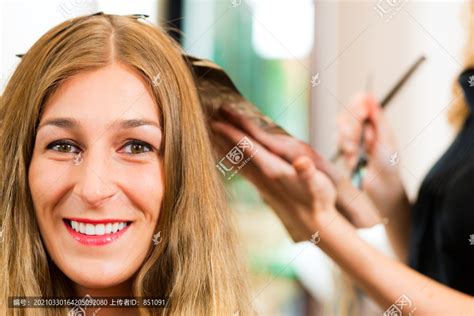 在理发店-女人得到新的头发颜色或亮点,,,摄影,汇图网www.huitu.com