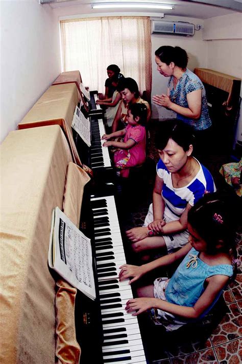 音乐老师上钢琴课的男孩高清图片下载-正版图片300626555-摄图网